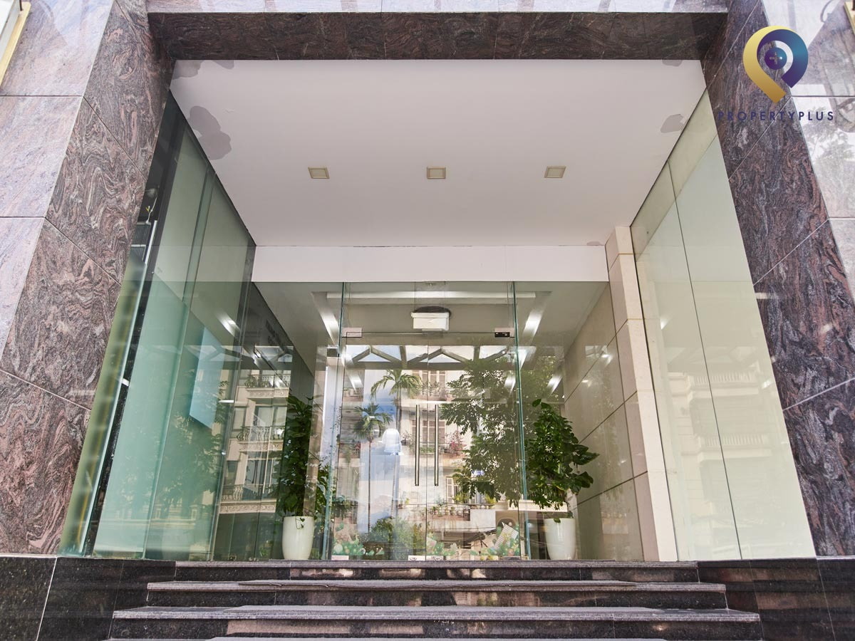 Cửa chính bằng kính trong suốt của tòa nhà Capital Building tại Kim Mã - hình ảnh từ Property Plus